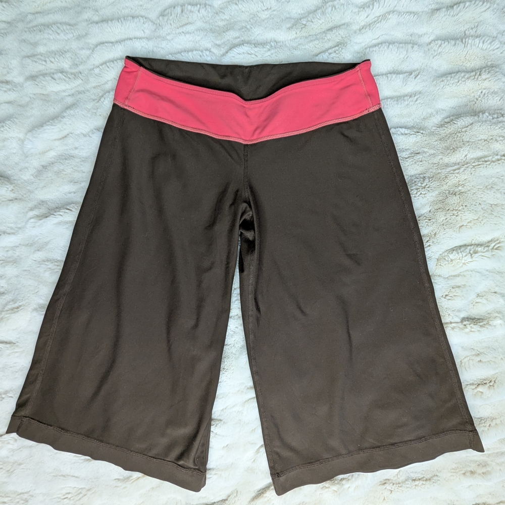 LULULEMON CLAM DIGGER SHORTS / CAPRI
WOMENS SIZE 8
